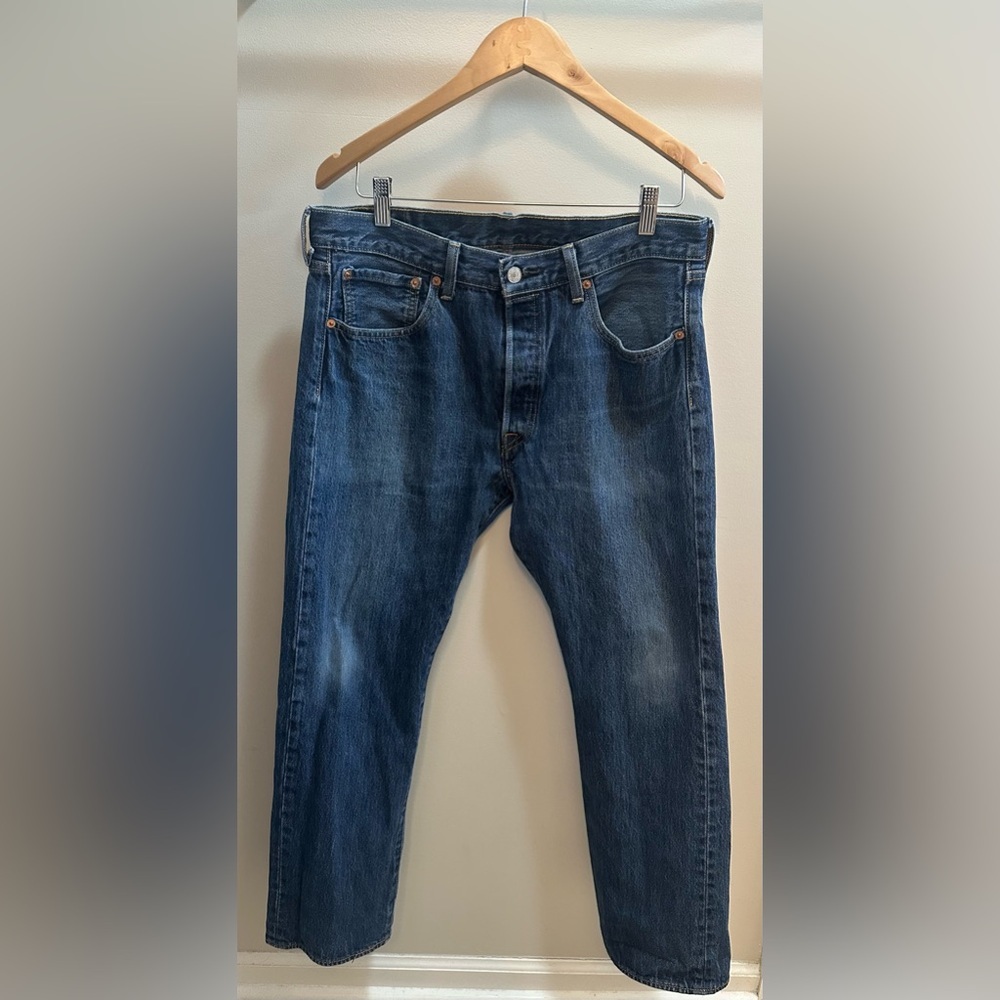 Levi's 501 Men’s Original Fit Denim Jeans in a Blue Wash 34 Waist